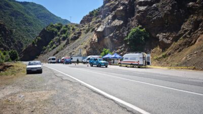 Artvin’in Şavşat ilçesinde dereye düşen kamyonette akıntıya kapılarak kaybolduğu belirtilen