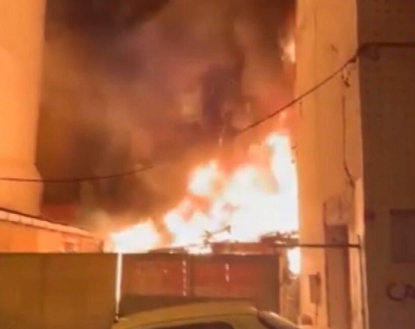 İstanbul’un Esenler ilçesinde, içerisinde iplik rulosu ve hurda eşyaların bulunduğu