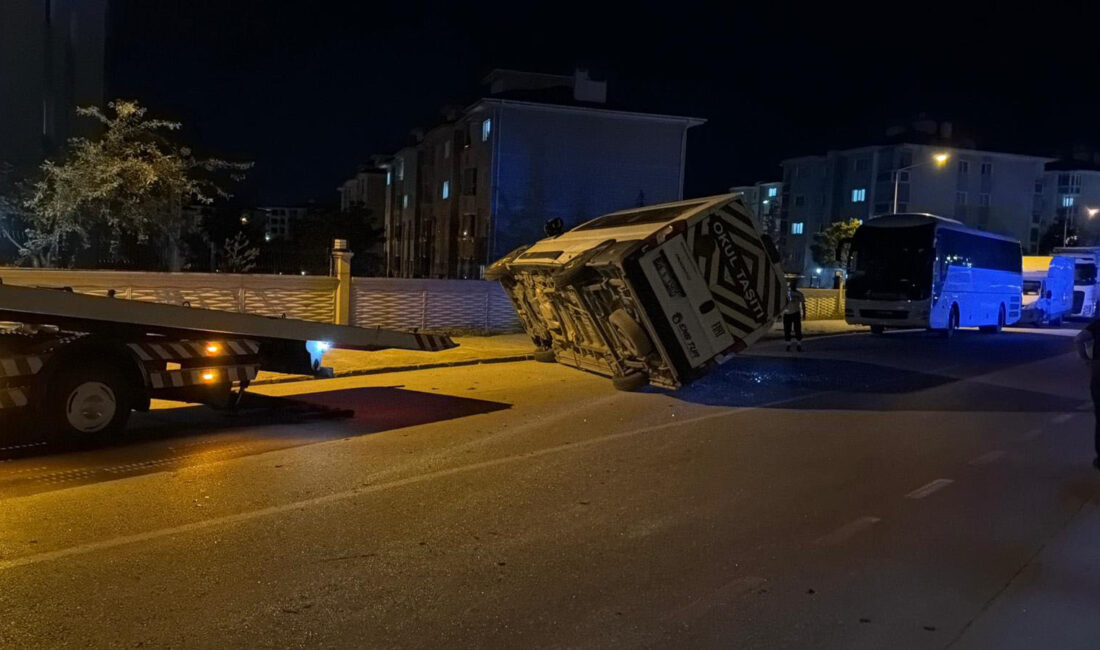 Eskişehir’in Odunpazarı ilçesinde otomobilin işçi servis minibüsüne çarpması sonucu meydana
