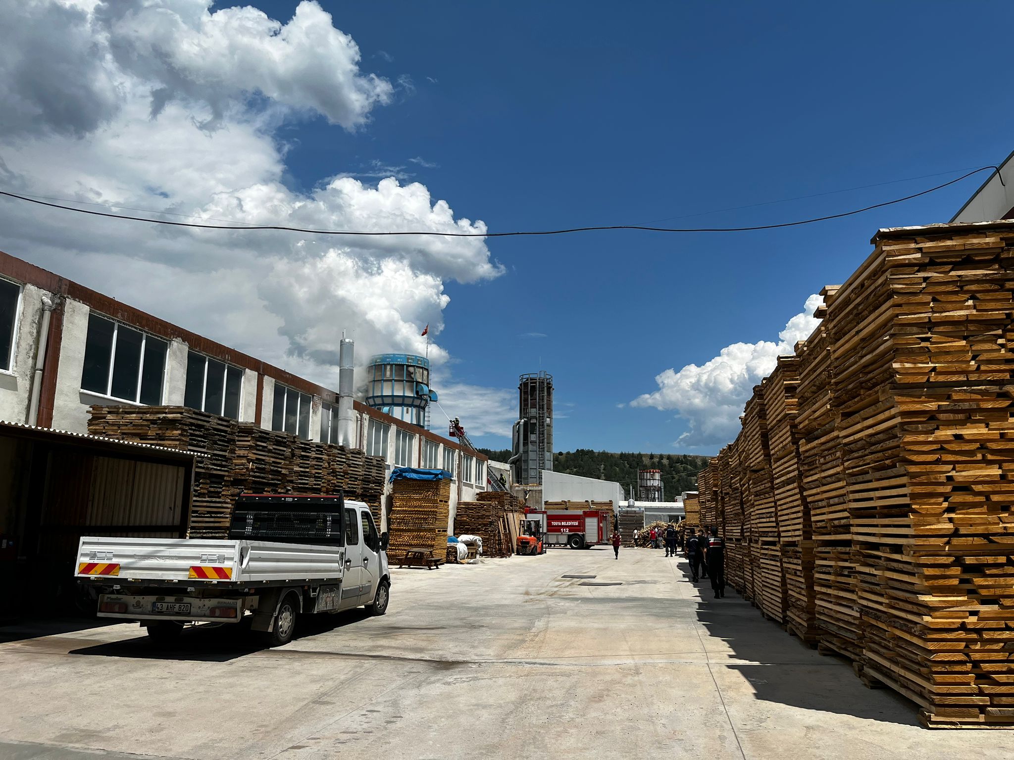 Kastamonu’nun Tosya ilçesindeki kapı fabrikasının talaş silosunda çıkan yangın hasara