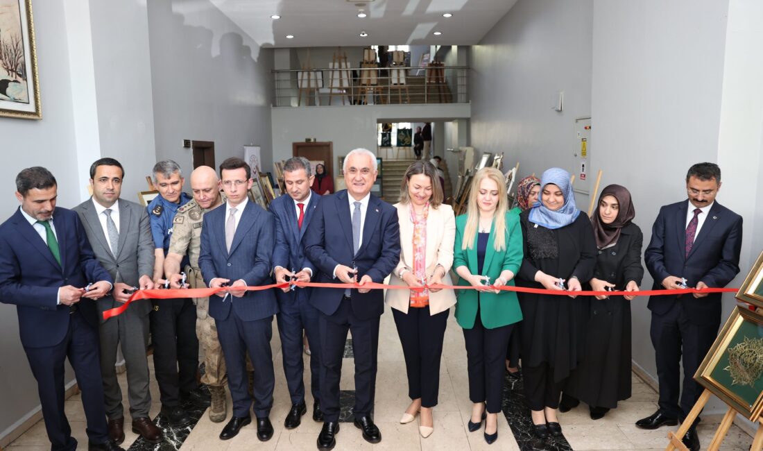 MUŞ / TEKHA Muş Valisi Avni Çakır, eşi Bahar Çakır