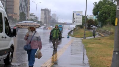 İstanbul’da sabah saatlerinde aniden bastıran sağanak yağış kent genelinde etkisini