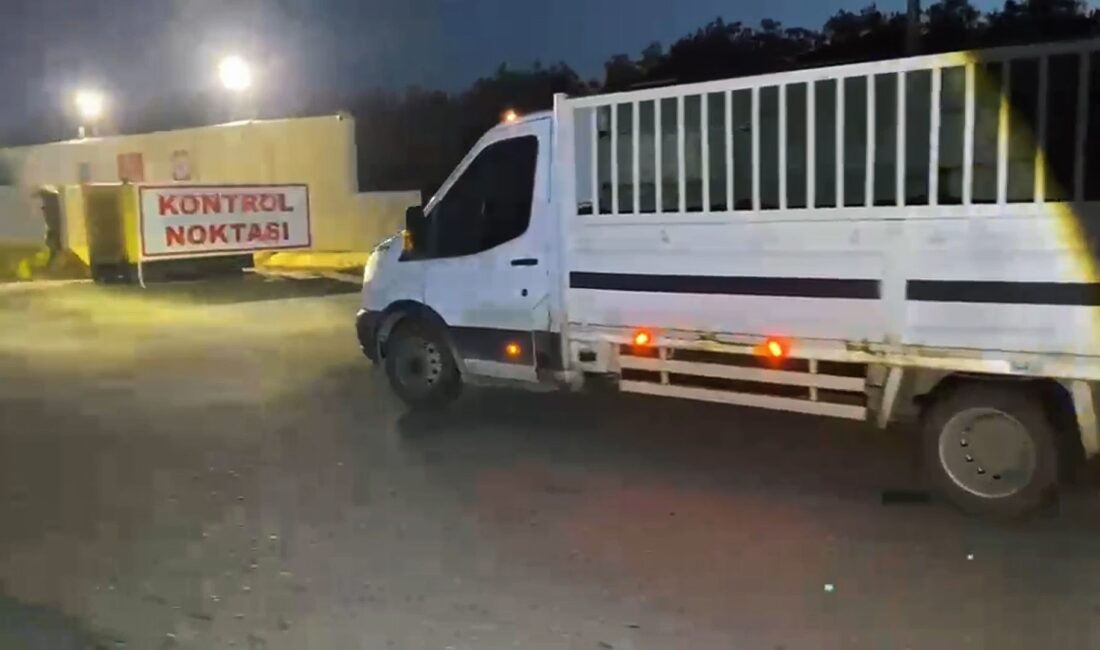 Şanlıurfa’da polis ekiplerinin uygulama noktasında durdurduğu kamyonette, taşınan eski lastiklerin
