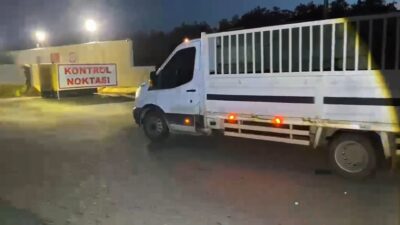 Şanlıurfa’da polis ekiplerinin uygulama noktasında durdurduğu kamyonette, taşınan eski lastiklerin