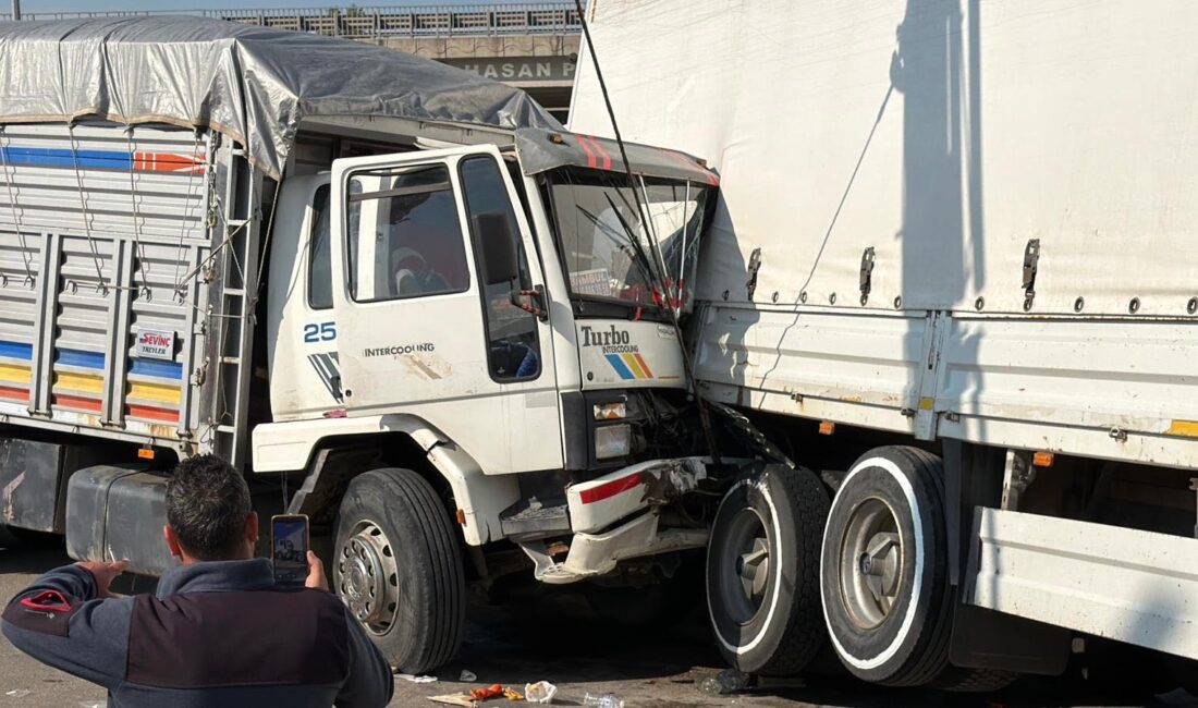 Eskişehir’de kavşakta bekleyen kamyona çarpan buğday yüklü kamyonda sıkışan 67