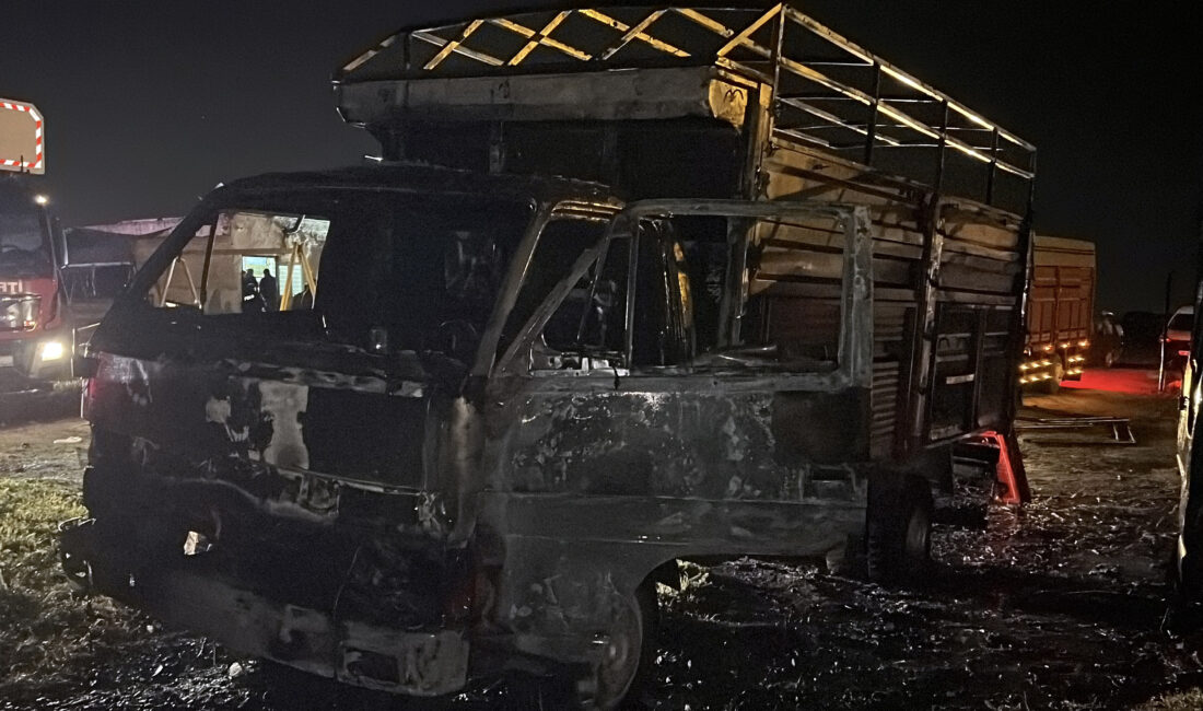Kayseri’nin Melikgazi ilçesinde kundaklandığı öne sürülen park halindeki 2 kamyon,