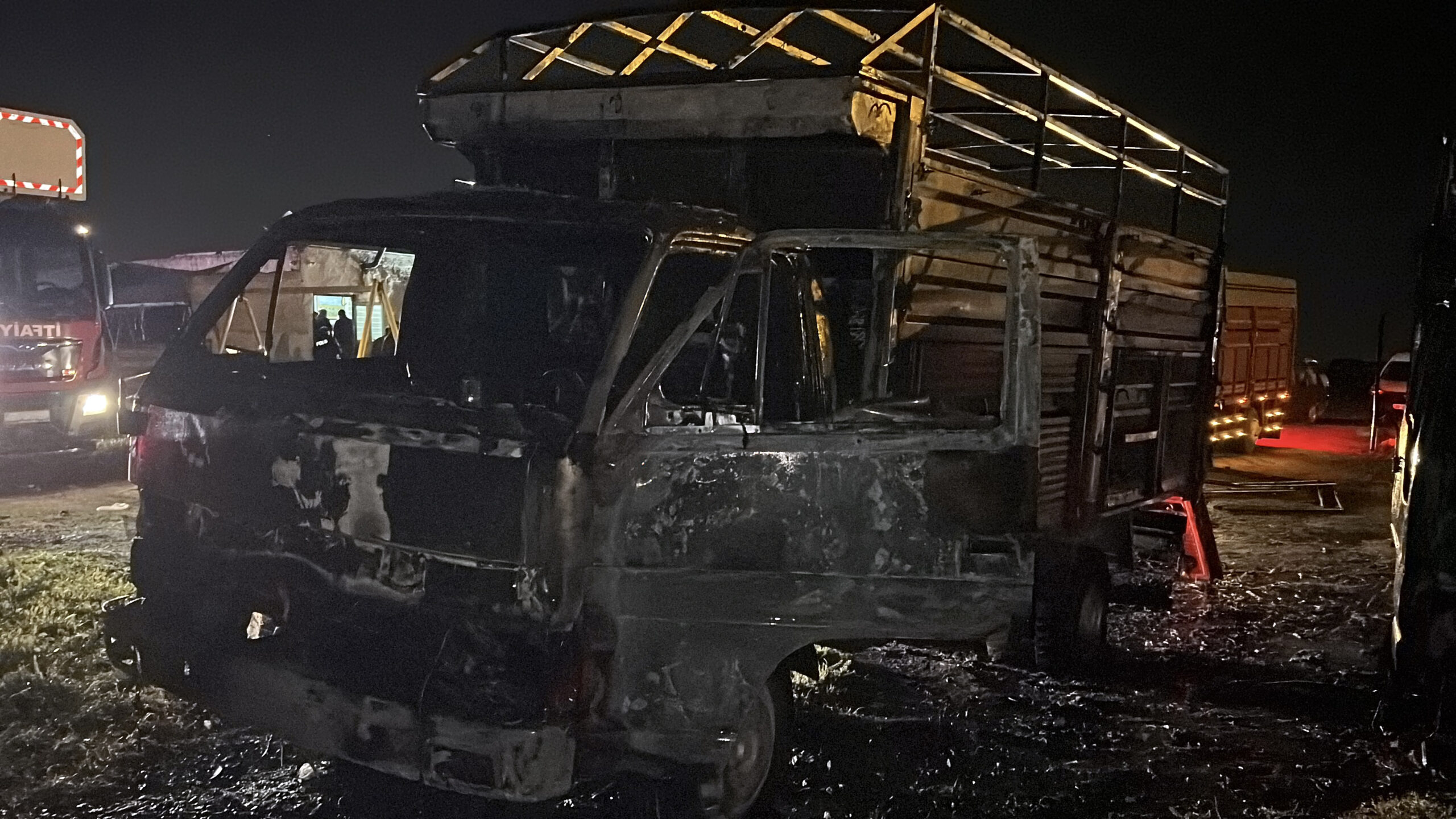 Kayseri’nin Melikgazi ilçesinde kundaklandığı öne sürülen park halindeki 2 kamyon,