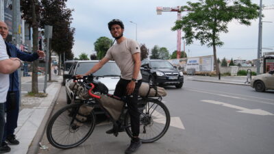 İtalya’nın Milano şehrinden, Japonya’nın Tokyo şehrine bisikletiyle gitmek üzere yola