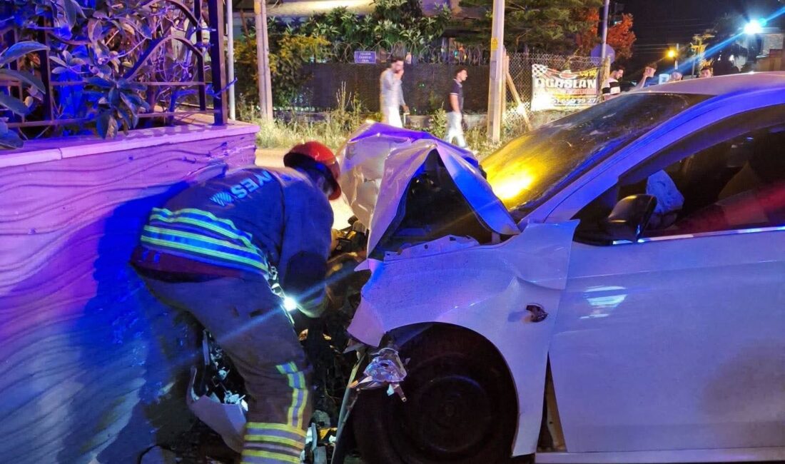 Hatay’ın Arsuz ilçesinde sürücüsünün direksiyon hakimiyetini kaybettiği otomobilin yol kenarındaki