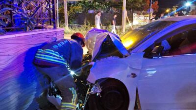 Hatay’ın Arsuz ilçesinde sürücüsünün direksiyon hakimiyetini kaybettiği otomobilin yol kenarındaki
