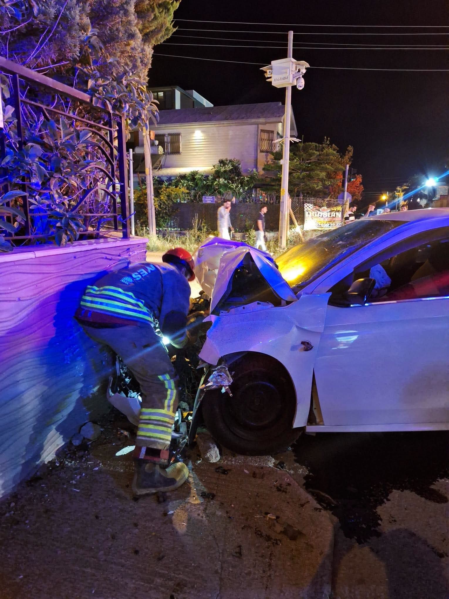 Hatay’ın Arsuz ilçesinde sürücüsünün direksiyon hakimiyetini kaybettiği otomobilin yol kenarındaki