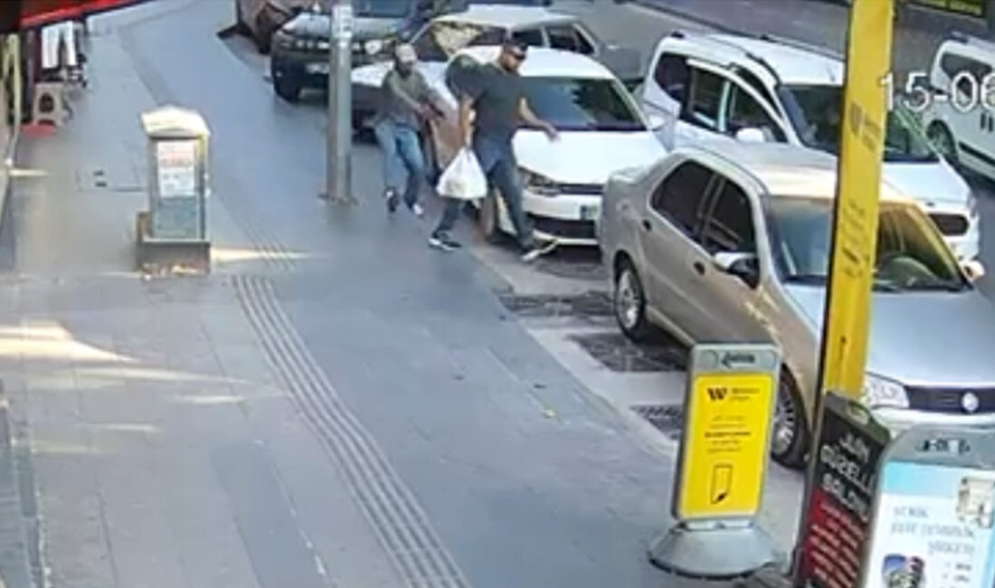 Antalya’da Serik ilçesinde pastaneden yaş pasta alıp, araçta kendisini bekleyen