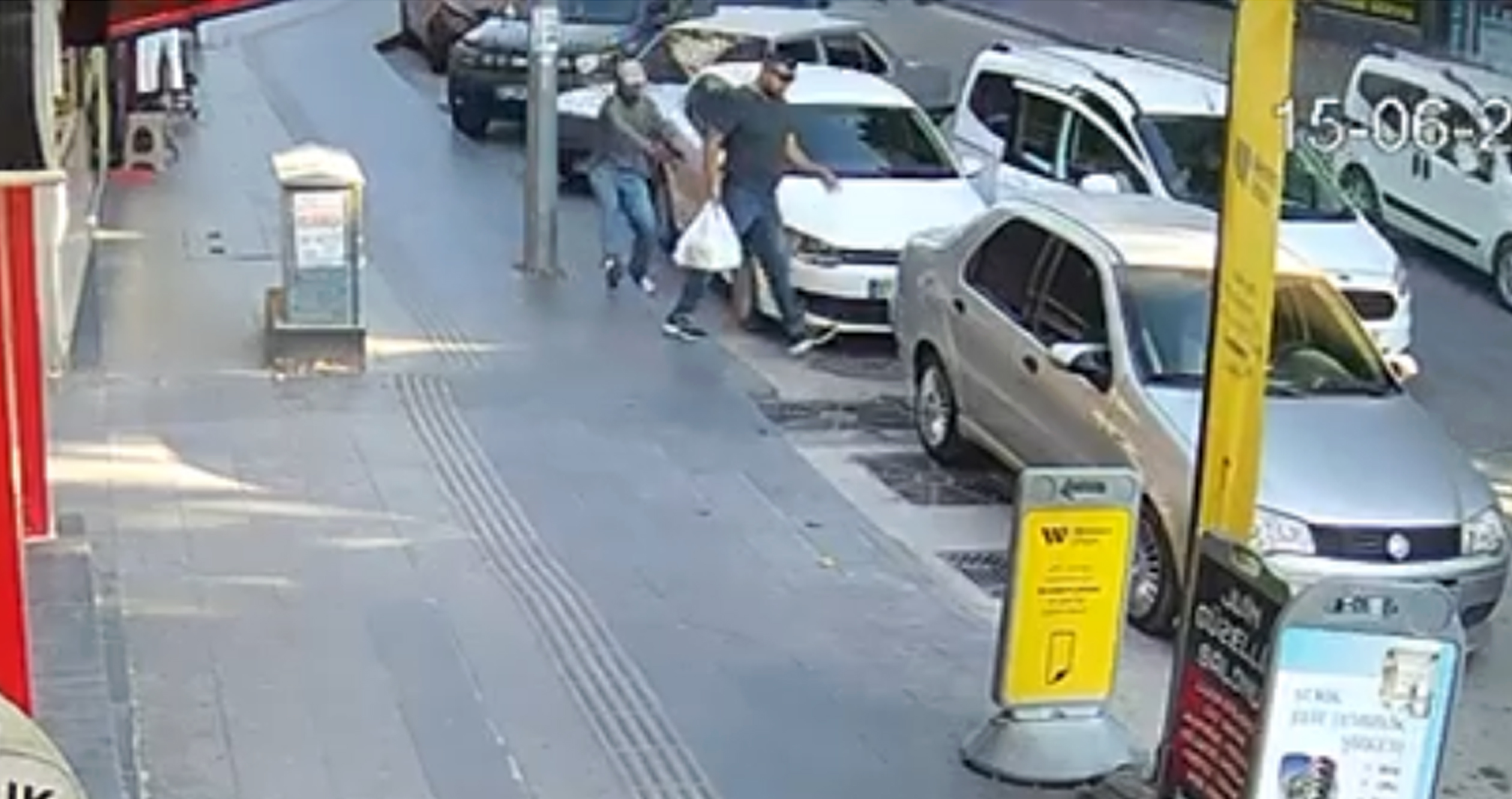 Antalya’da Serik ilçesinde pastaneden yaş pasta alıp, araçta kendisini bekleyen