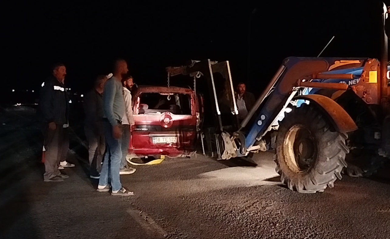 Sivas’ta otomobil ile hafif ticari aracın çarpışması sonucu 6 kişi