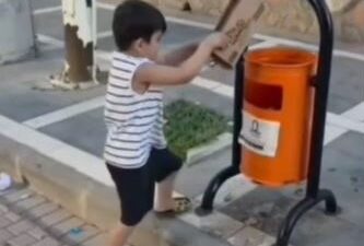 Mardin’in Kızıltepe ilçesinde sokaktaki çöpleri toplayıp, çöp kutusuna attığı görüntüler