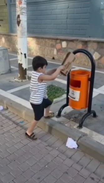 Mardin’in Kızıltepe ilçesinde sokaktaki çöpleri toplayıp, çöp kutusuna attığı görüntüler