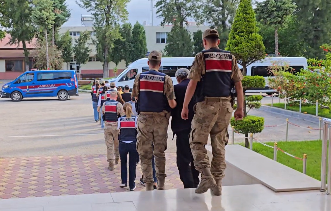 Hatay merkezli 14 ilde düzenlenen operasyonda, usulsüz sağlık raporu hazırlayarak