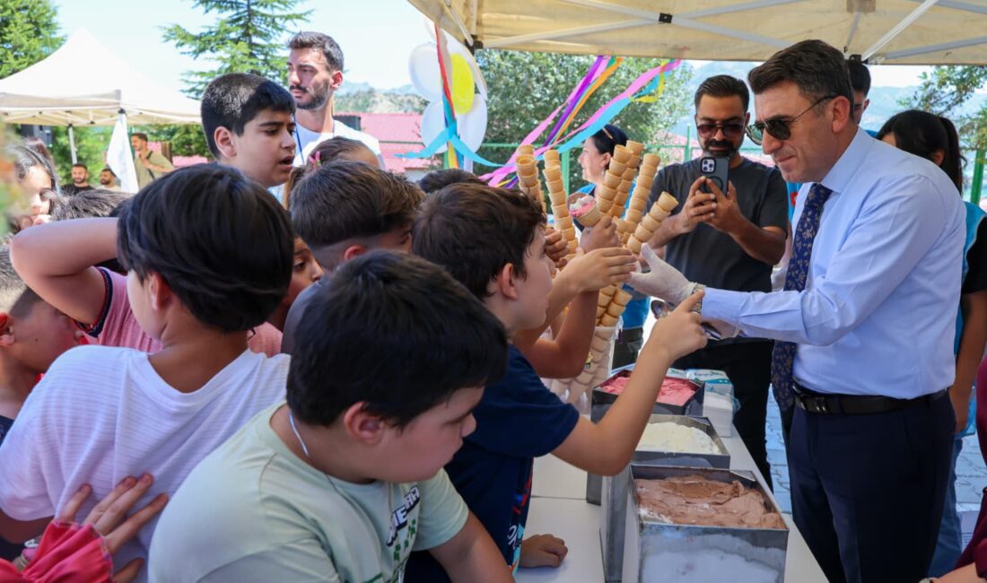 Tunceli Valisi Şefik Aygöl ile Hanımefendi Nazlı Aygöl, Hürriyet Ortaokulu’nda