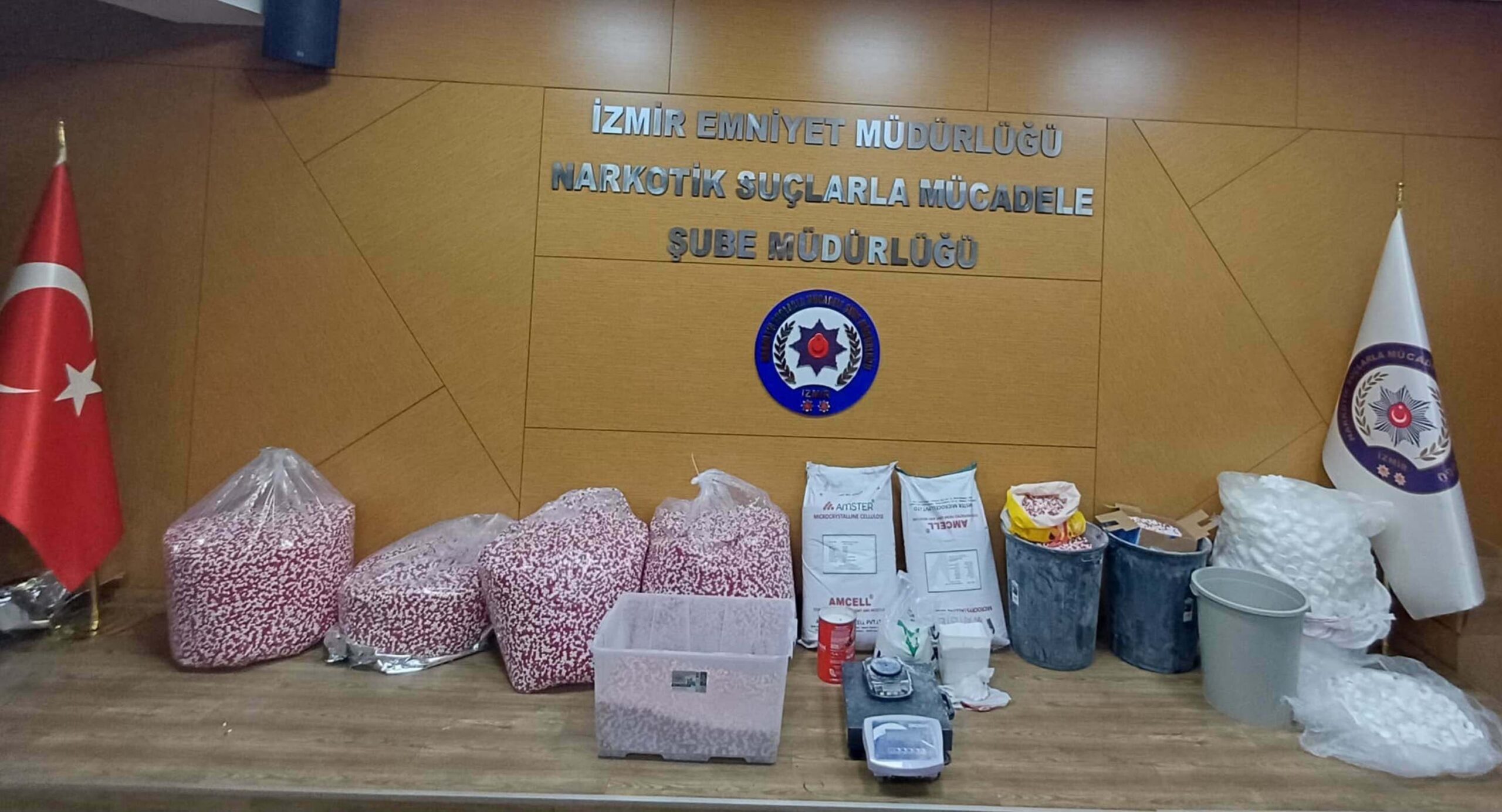 İzmir Cumhuriyet Başsavcılığı koordinesinde, Narkotik Suçlarla Mücadele Şube Müdürlüğü ekipleri