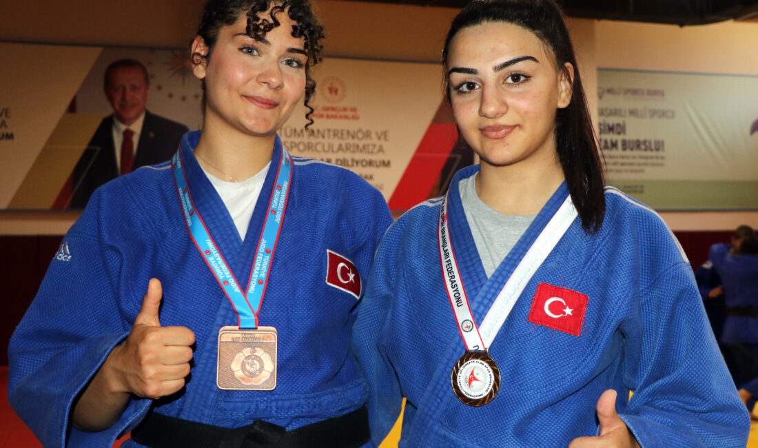 &nbsp; Vanlı milli sporcular Sümeyye Çekici (17) ile Işıl Sinem