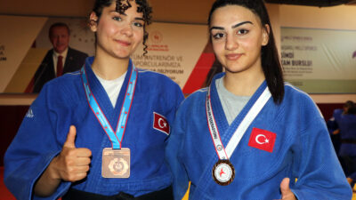 &nbsp; Vanlı milli sporcular Sümeyye Çekici (17) ile Işıl Sinem
