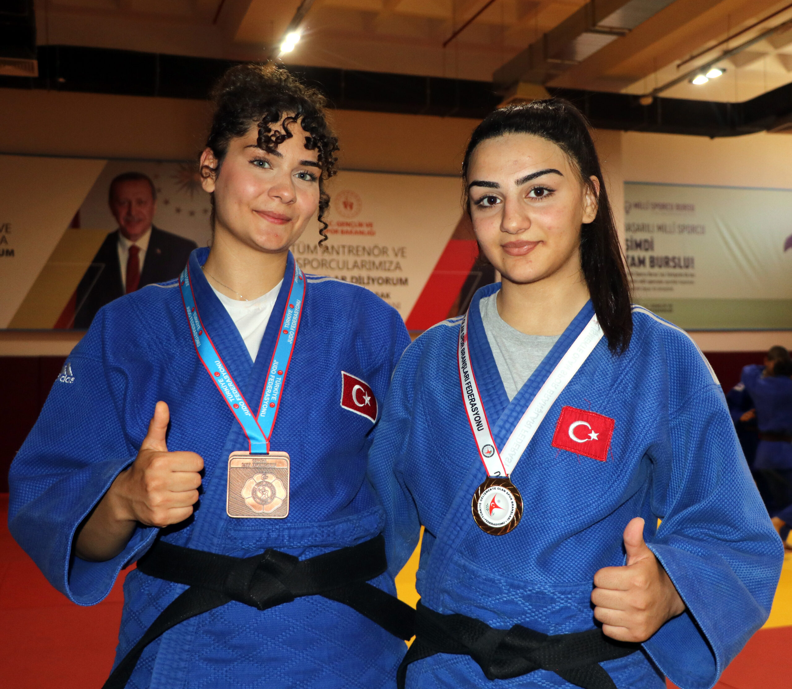 &nbsp; Vanlı milli sporcular Sümeyye Çekici (17) ile Işıl Sinem