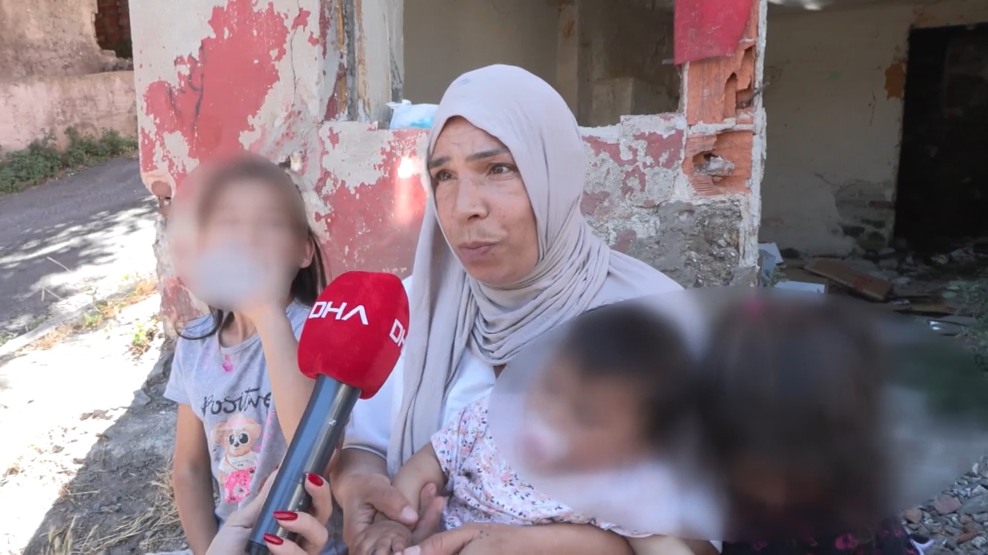 Beyoğlu’nda 7 çocuğuyla sokakta kaldığını öne sürüp metruk binaya yerleşen