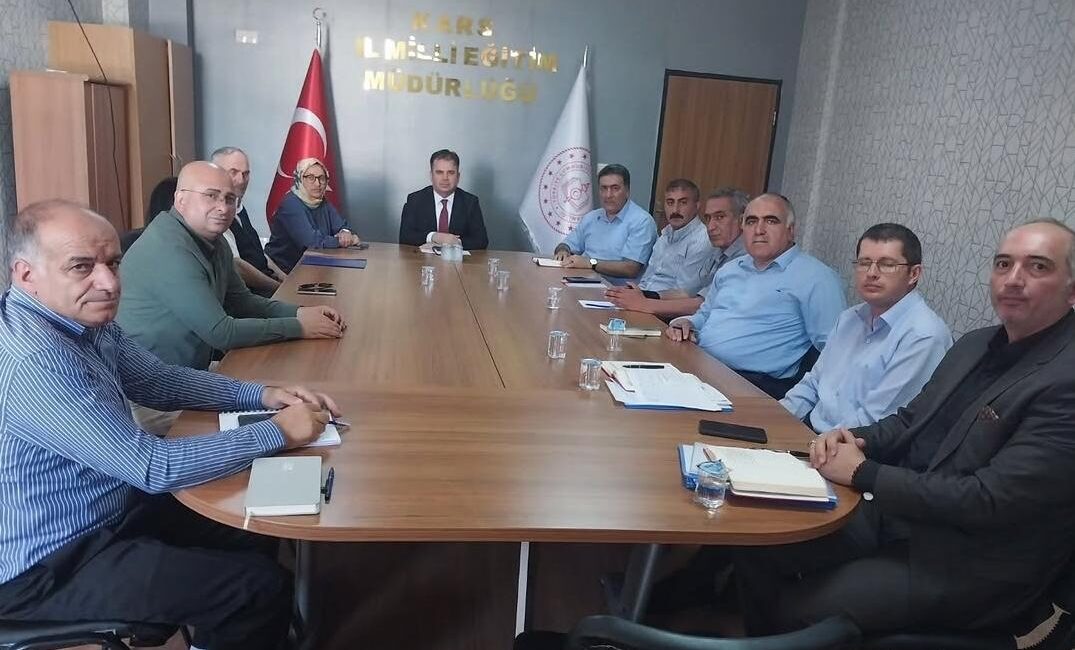 Kars İl Millî Eğitim Müdürü Vasıf Munis başkanlığında, ilçe millî