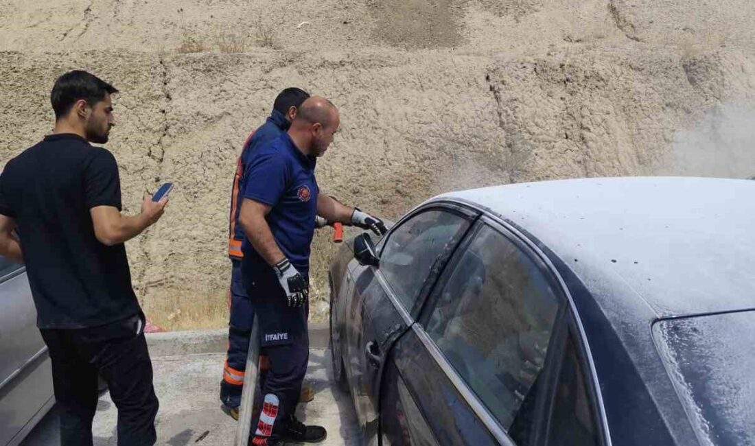 Van’ın Tuşba ilçesinde park halindeki otomobilin motor bölümünde çıkan yangın