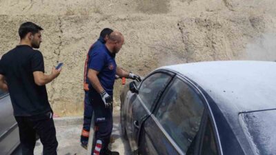 Van’ın Tuşba ilçesinde park halindeki otomobilin motor bölümünde çıkan yangın