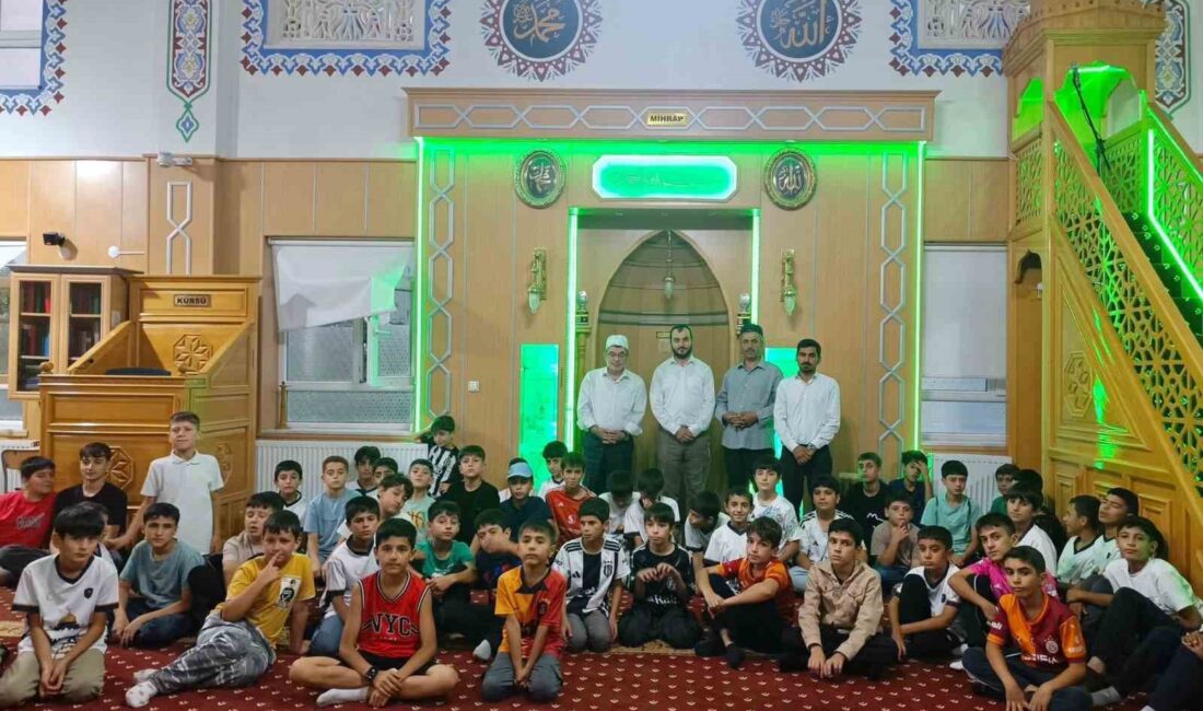 Van’ın İpekyolu İlçe Müftüsü Fatih Tavlaşoğlu, beraberindekiler ile birlikte Kur’an