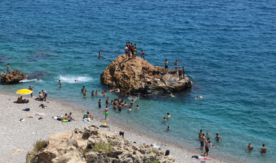 Turizmin başkenti Antalya’da etkisini artıran sıcak hava, kentte sahil yoğunluğunu