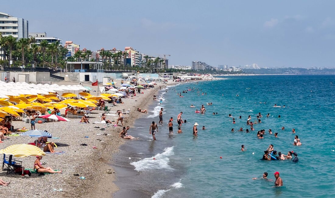 Turizm kenti Antalya’da yüksek nem ile sıcak hava günlük yaşamı