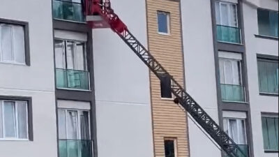 Tokat’ta bir apartmanın 6’ncı katındaki balkon korkuluklarının arasına sıkışan güvercin,