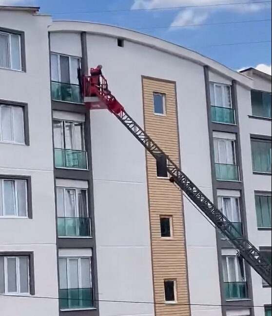 Tokat’ta bir apartmanın 6’ncı katındaki balkon korkuluklarının arasına sıkışan güvercin,