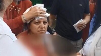 İstanbul’un Beyoğlu ilçesinde semt pazarında alışveriş yapan kadın müşteri ile