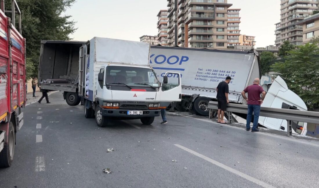 Esenler’de kumaş taşıyan bir TIR, sürücüsünün direksiyon hakimiyetini kaybetmesi sonucu