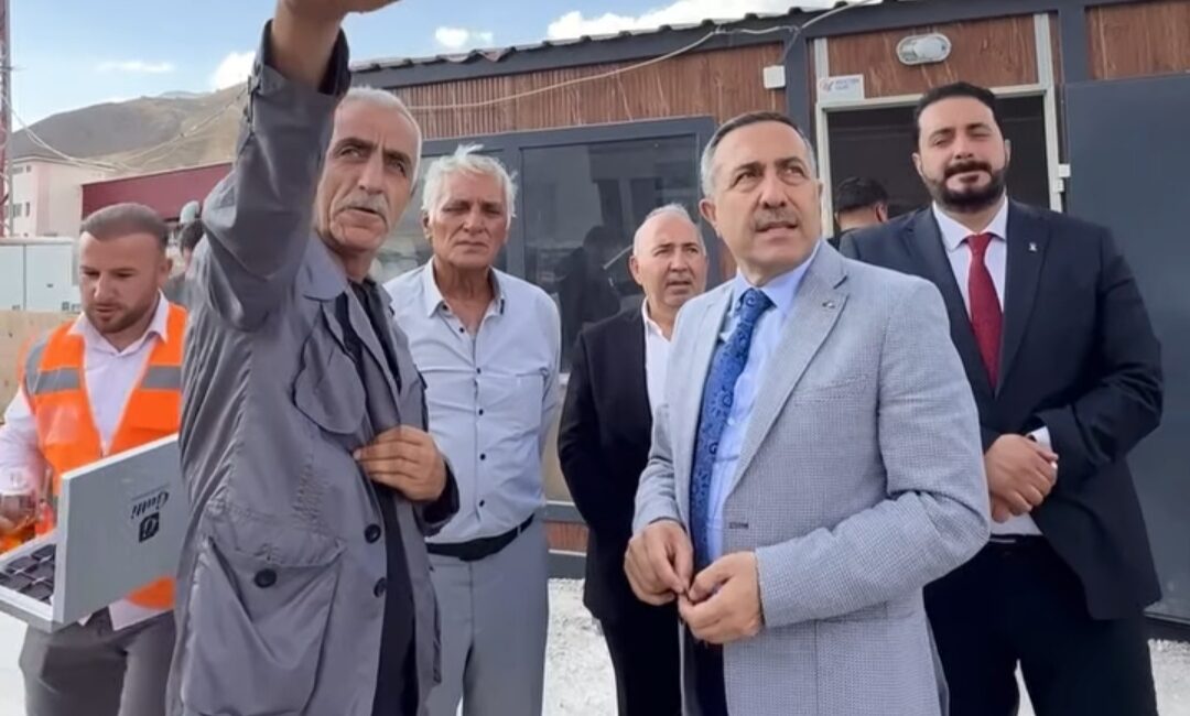   AK Parti Van İl Başkanı Abdulehat Arvas, beraberindeki Başkale