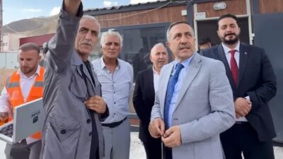   AK Parti Van İl Başkanı Abdulehat Arvas, beraberindeki Başkale