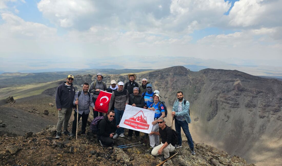 Ağrı ve Van illeri arasında bulunan 3 bin 533 rakımlı