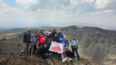 Ağrı ve Van illeri arasında bulunan 3 bin 533 rakımlı