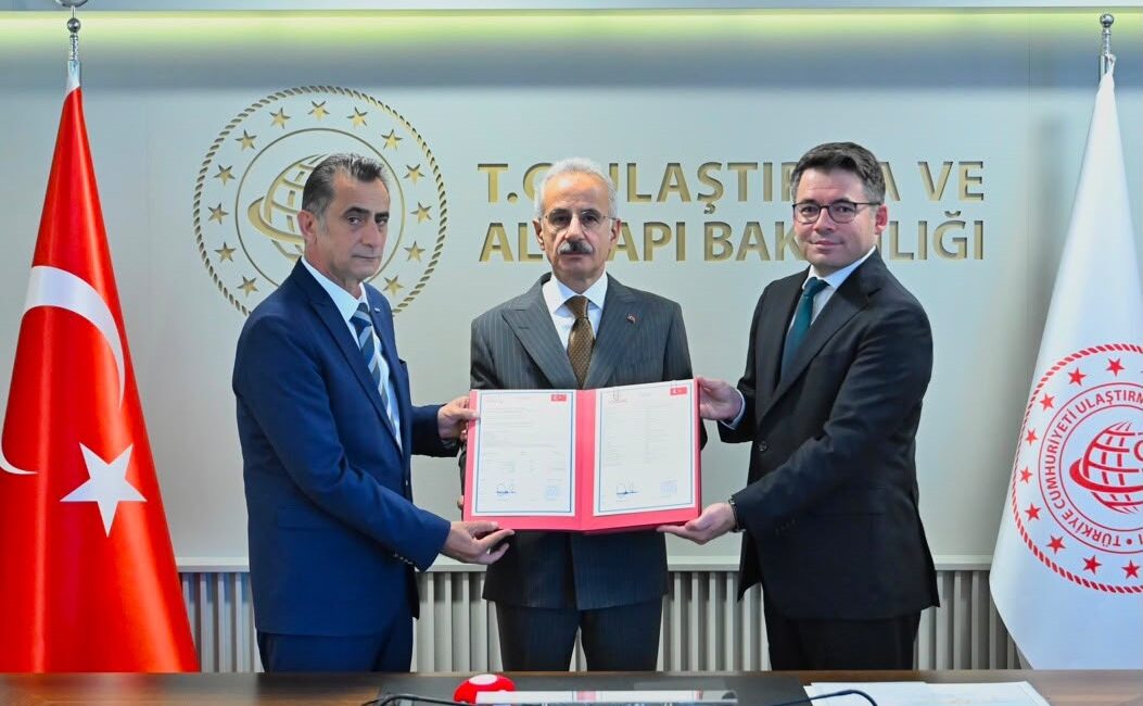 Ulaştırma ve Altyapı Bakanı Abdülkadir Uraloğlu, TÜRASAŞ tarafından üretimi gerçekleştirilen