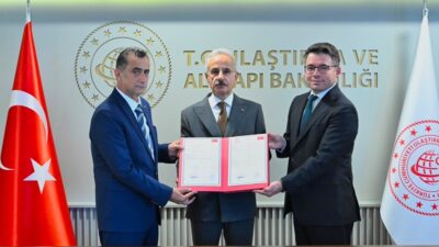 Ulaştırma ve Altyapı Bakanı Abdülkadir Uraloğlu, TÜRASAŞ tarafından üretimi gerçekleştirilen
