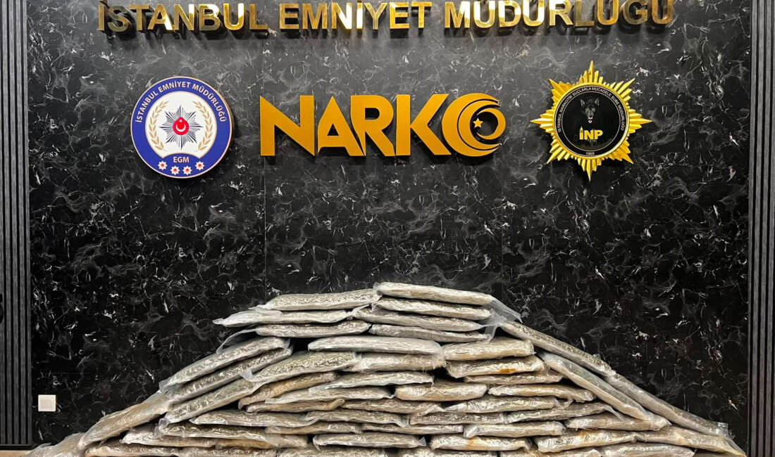 İstanbul’un Zeytinburnu ilçesinde bir araca yönelik gerçekleştirilen uyuşturucu operasyonunda 83