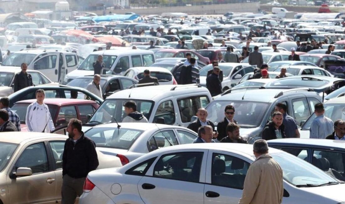   Van’ın Tuşba ilçesinde kurulan ikinci el açık oto pazarında,