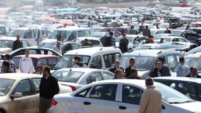   Van’ın Tuşba ilçesinde kurulan ikinci el açık oto pazarında,