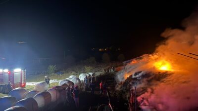 Karabük’ün Eflani ilçesinde ot balyalarının depolandığı açık alanda çıkan yangında