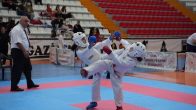 Türkiye’nin dört bir yanından gelen genç karateciler, Kars’ta düzenlenen Spor