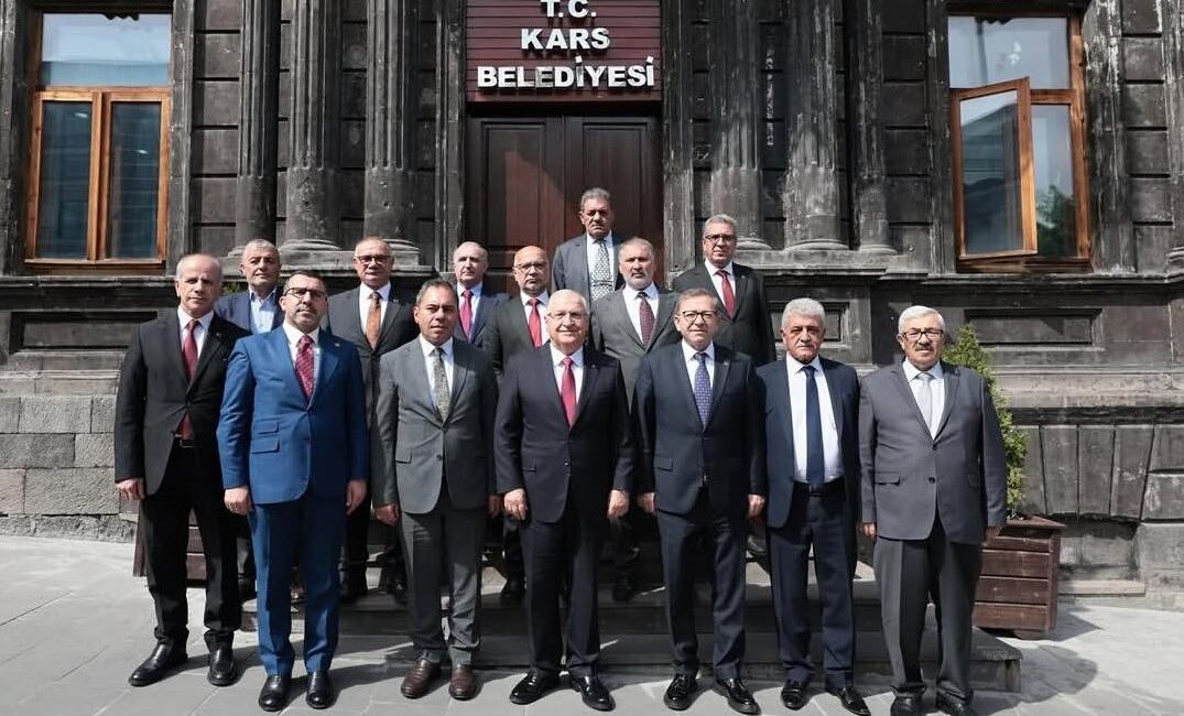 Millî Savunma Bakanı Yaşar Güler, Kars’taki programı kapsamında Kars Belediyesini