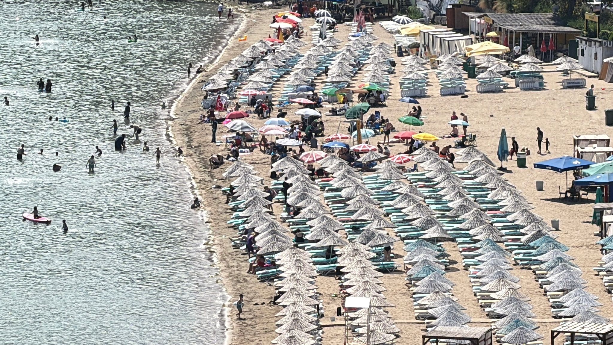 Batı Karadeniz’in turizm merkezlerinden Amasra’da yaz mevsimi boyunca sahil kesimlerinde